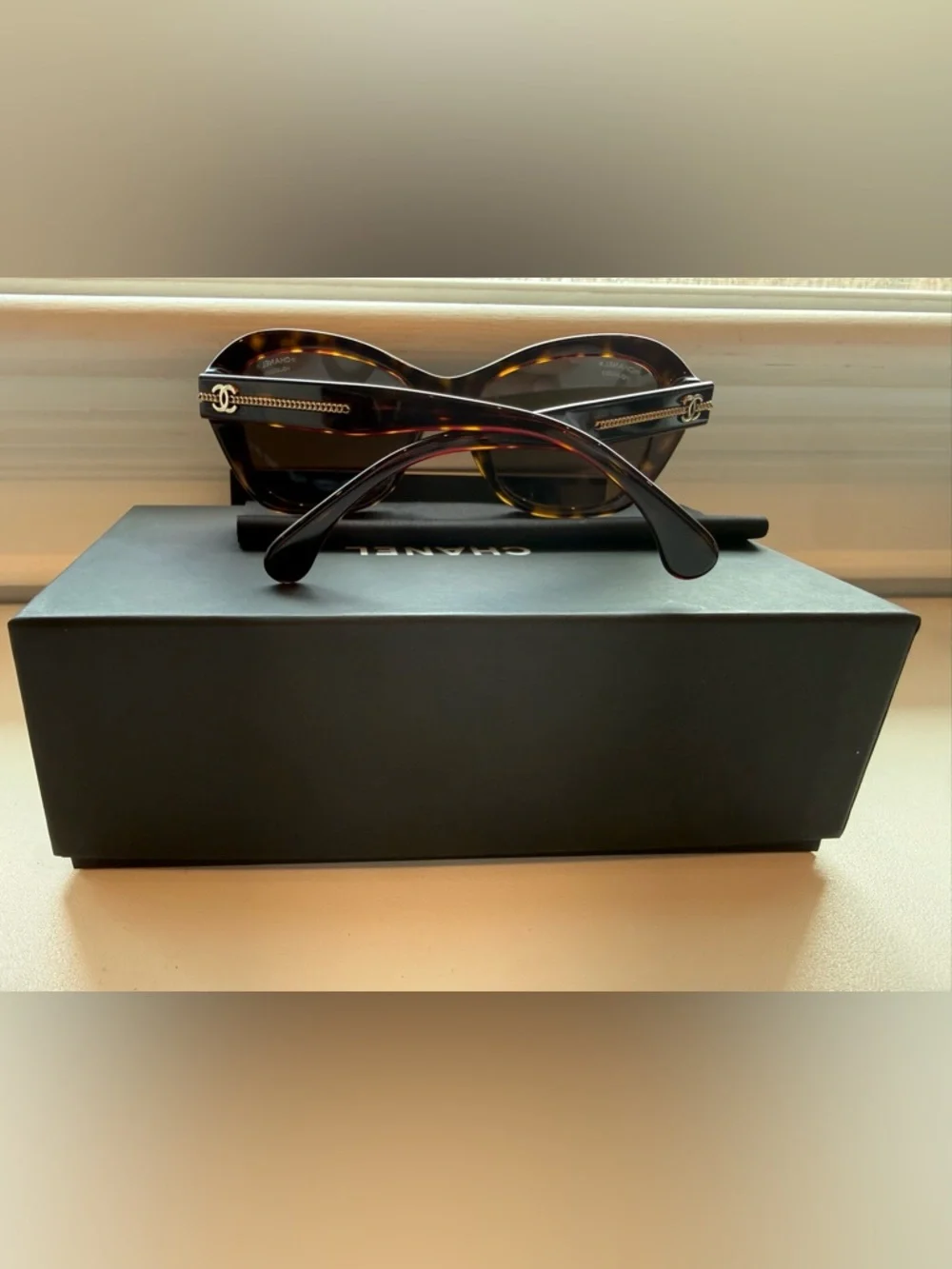 CHANEL Tortoiseshell Butterfly 5510 Sunglasses with Polarized Lenses Gold Logo - Picture 3 of 12